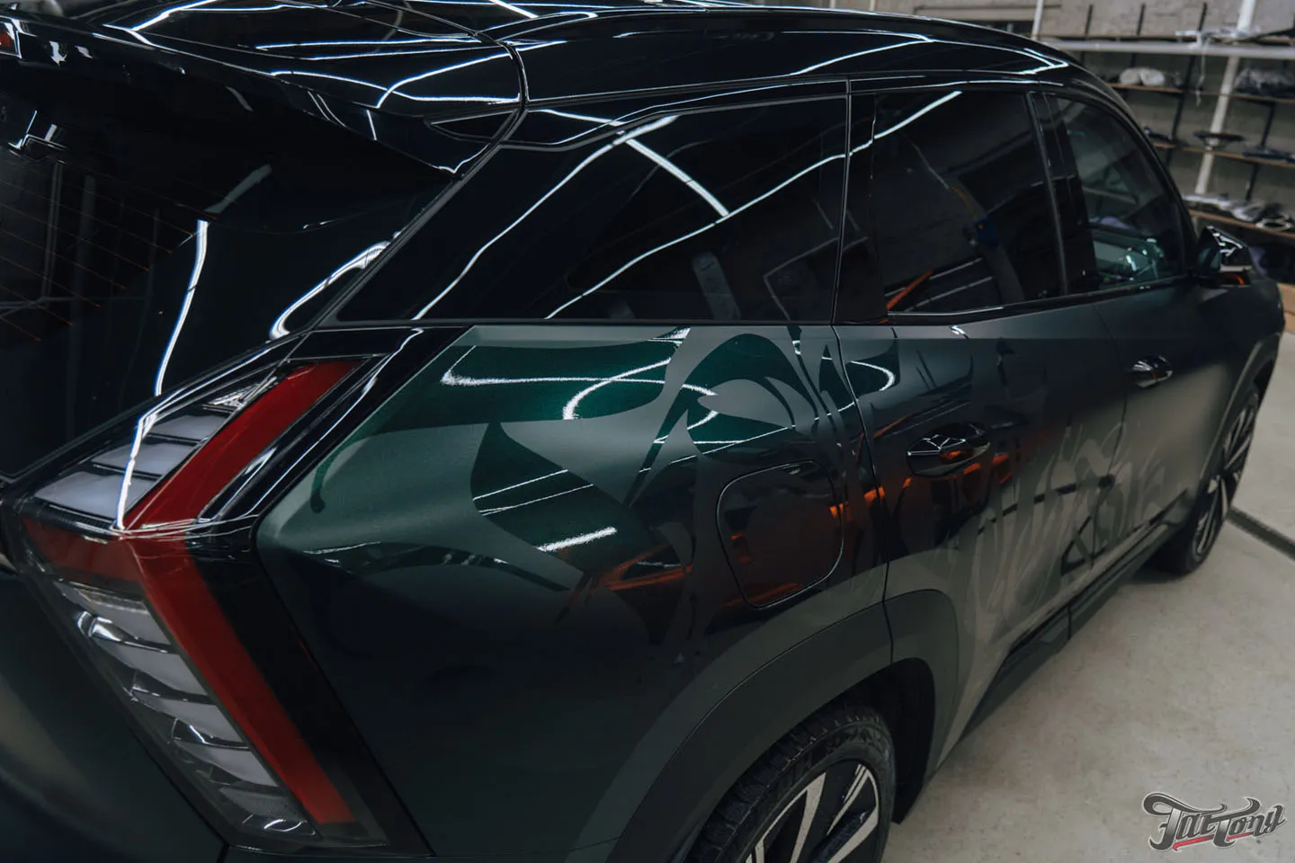Подарок для будущей супруги: оклеили Geely Atlas матовым винилом, переднюю часть забронировали полиуретаном, добавили глянцевые наклейки + защита глянца в салоне, керамика пленки и кожи
